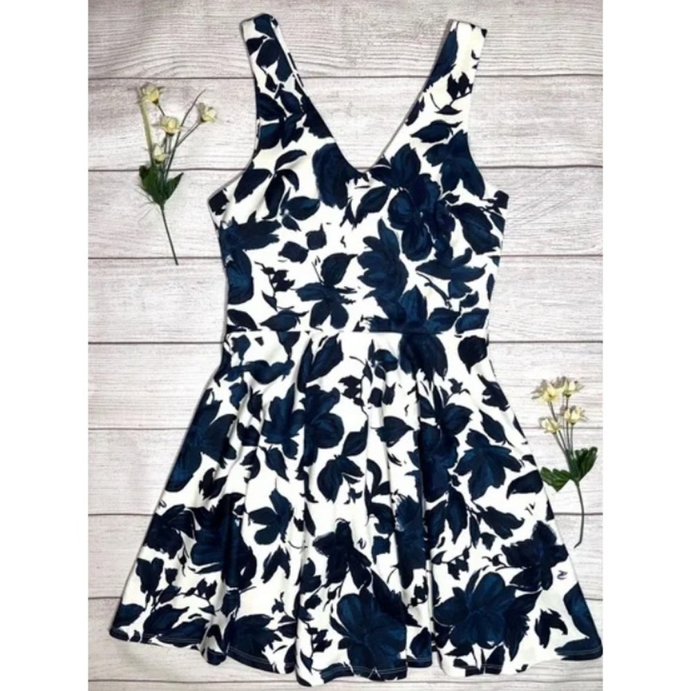 White & Navy Blue Dry Good Soprano Floral Dress size S